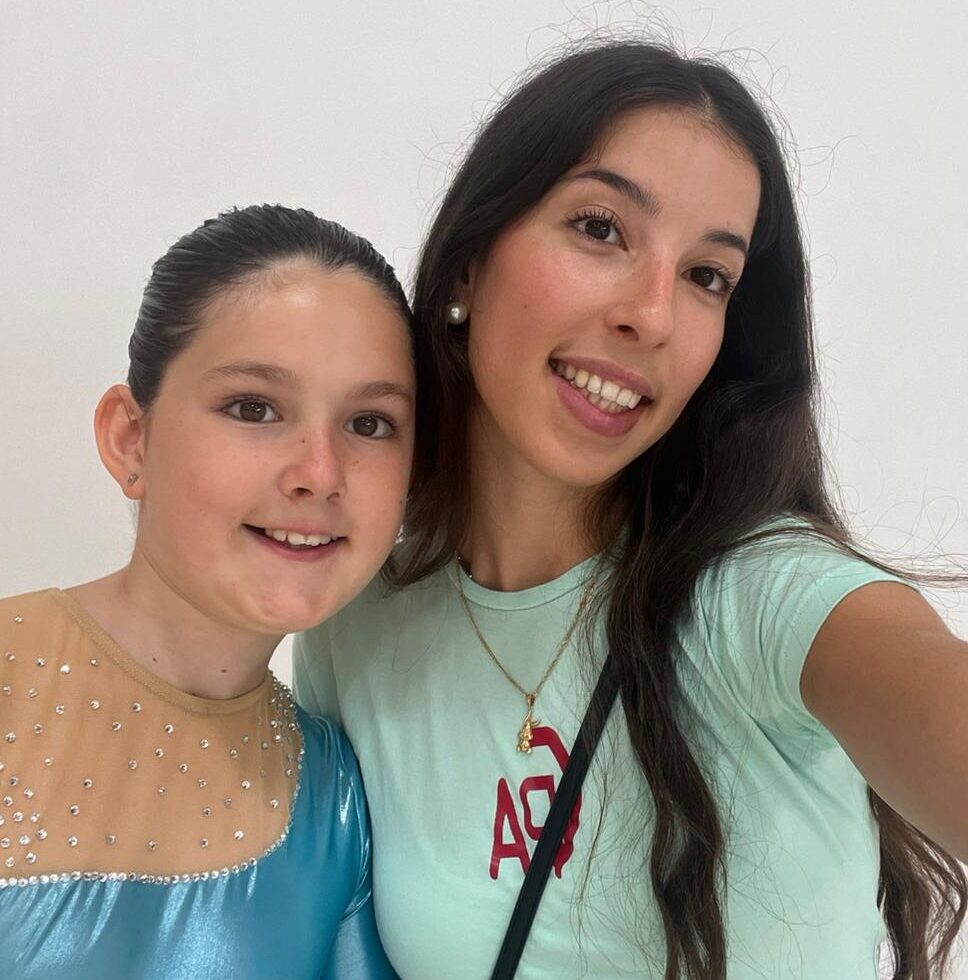 La Carla García coneix el nostre club des de petita. Hi ha crescut com a patinadora, ha viscut el patinatge des de dins i, amb els anys, ha anat transformant aquesta experiència en una nova manera de continuar vinculada a allò que sempre ha format part de la seva vida.